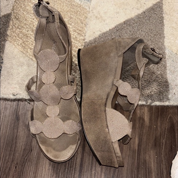Sz 39 8.5/9 women's ANTELOPE suede wedge sandals Tan ankle strap Genuine Leather - Picture 1 of 9